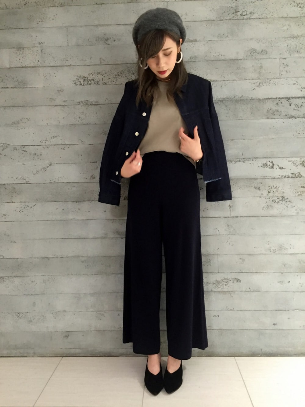 ベージュ系のその他トップス、ブルー系のデニムジャケット、ブルー系のその他パンツを着用したレディースの秋コーディネートの1枚目の写真