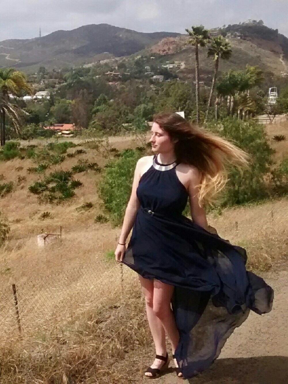 「navy、gold、california、San Diego、windy、dressy、casual、charlotterusse、Sunnyday、ombre」｜「charlotte russeのアイテム（ドレス、ブルー系）」を使った、Jamesinaさん（レディース・165cm）の夏コーディネートの1枚目の写真
