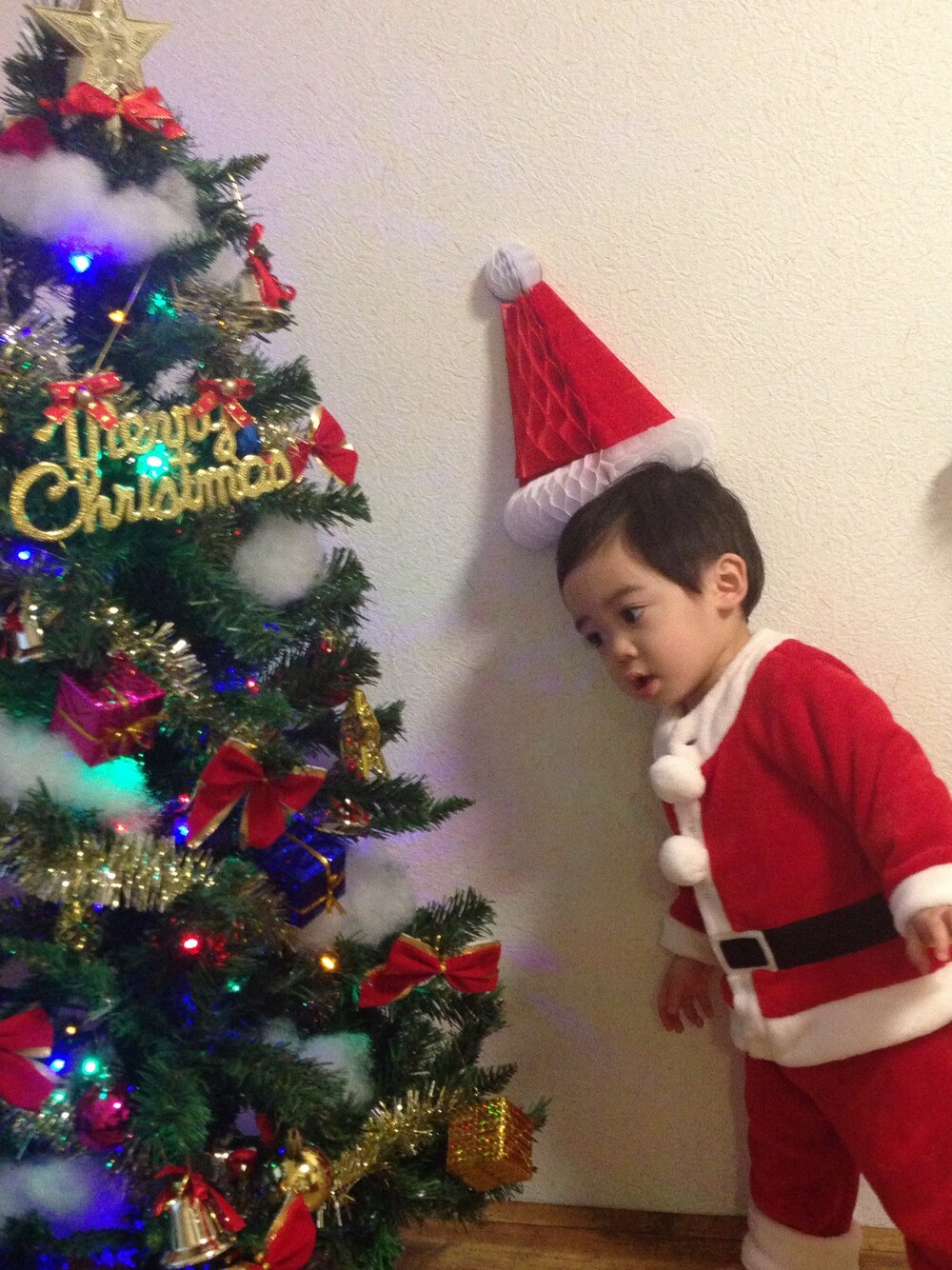 レッド系のインテリアを着用したキッズの冬コーディネートの1枚目の写真