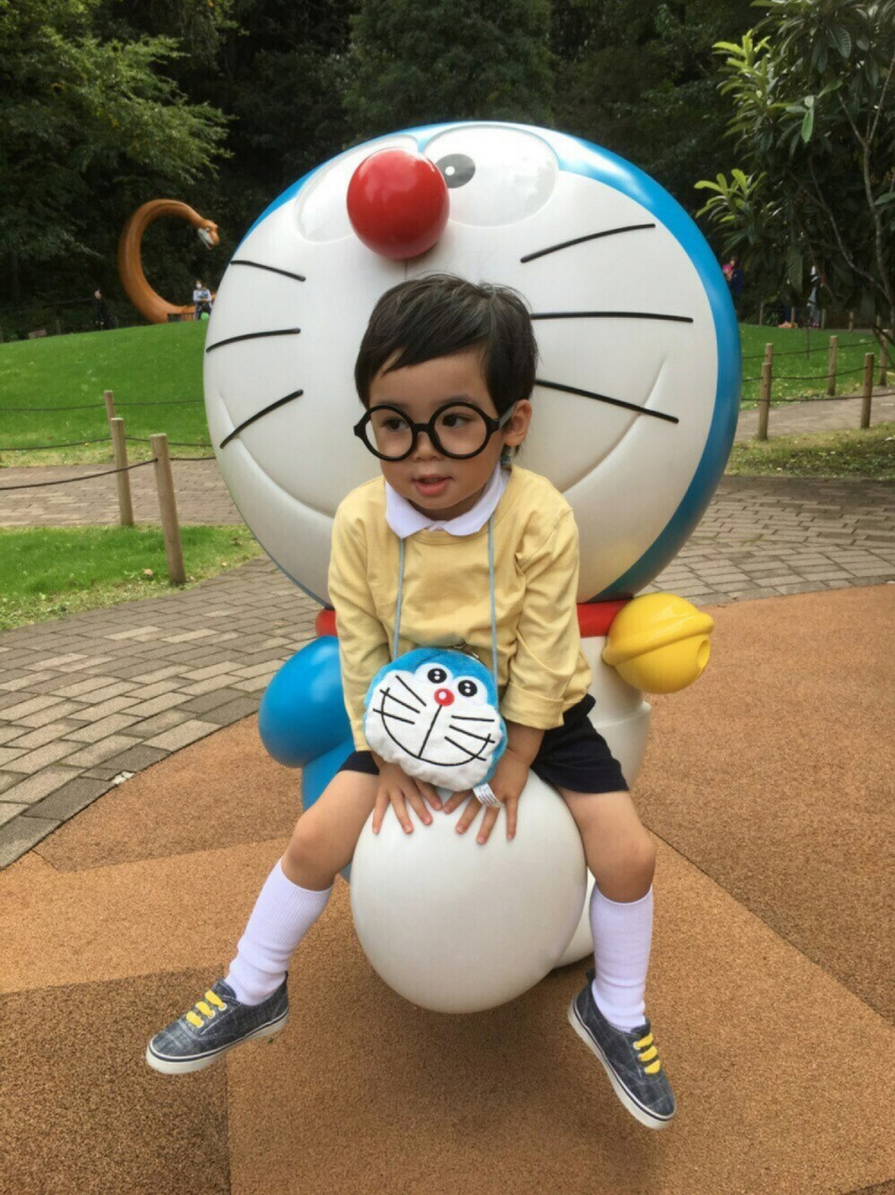 「wearhalloween2016、ハロウィンコーデ、HALLOWEEN2016、ドラえもんのキャラクター、のび太、無印良品、マスタード、ﾏﾙﾒｶﾞﾈ、丸メガネ、WEAR HALLOWEEN 2016」｜「どこでもドア♪のアイテム（その他、ピンク系）」を使った、YURIOさん（キッズ・90cm）の秋コーディネートの1枚目の写真