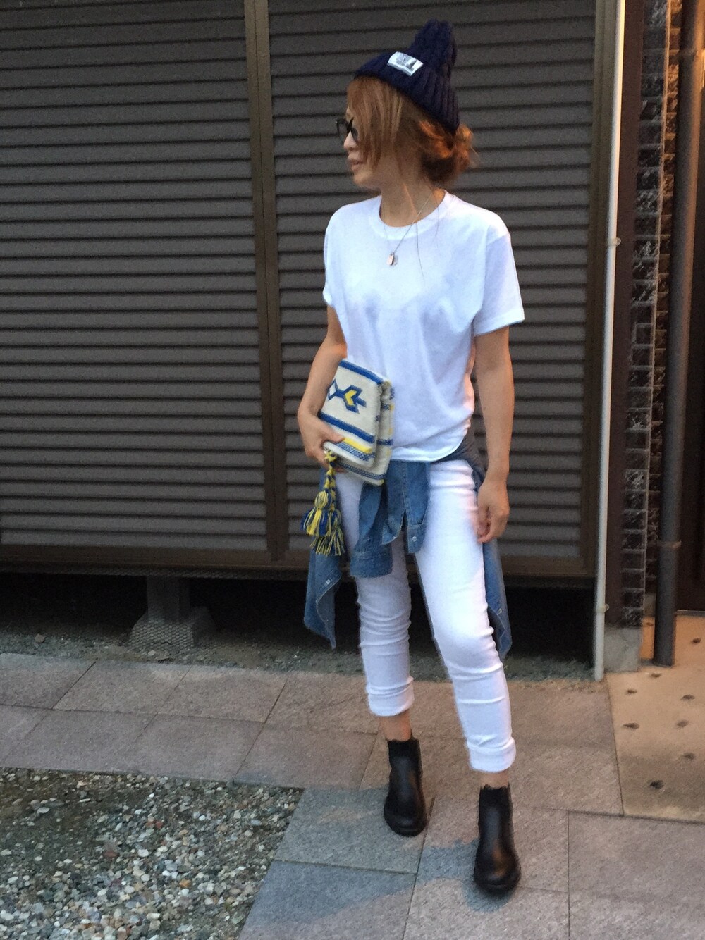 ブルー系のクラッチバッグ、ブルー系のシャツ/ブラウス、ブラック系のレインシューズを着用したレディースの夏コーディネートの1枚目の写真