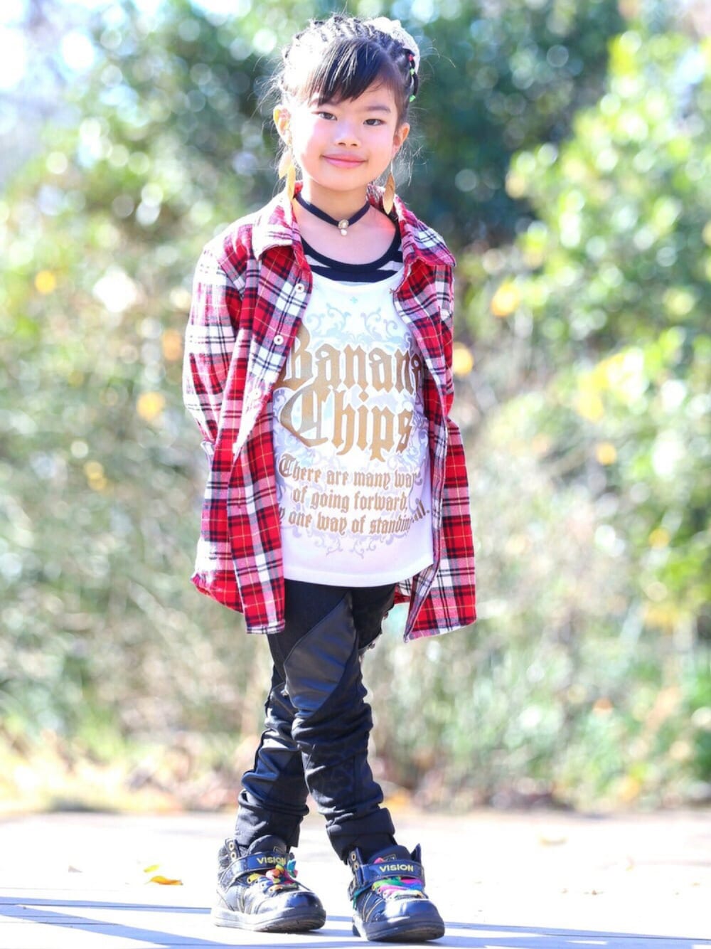 ホワイト系のTシャツ/カットソー、ブラック系のTシャツ/カットソー、ブラック系のパンツを着用したキッズの夏コーディネートの1枚目の写真