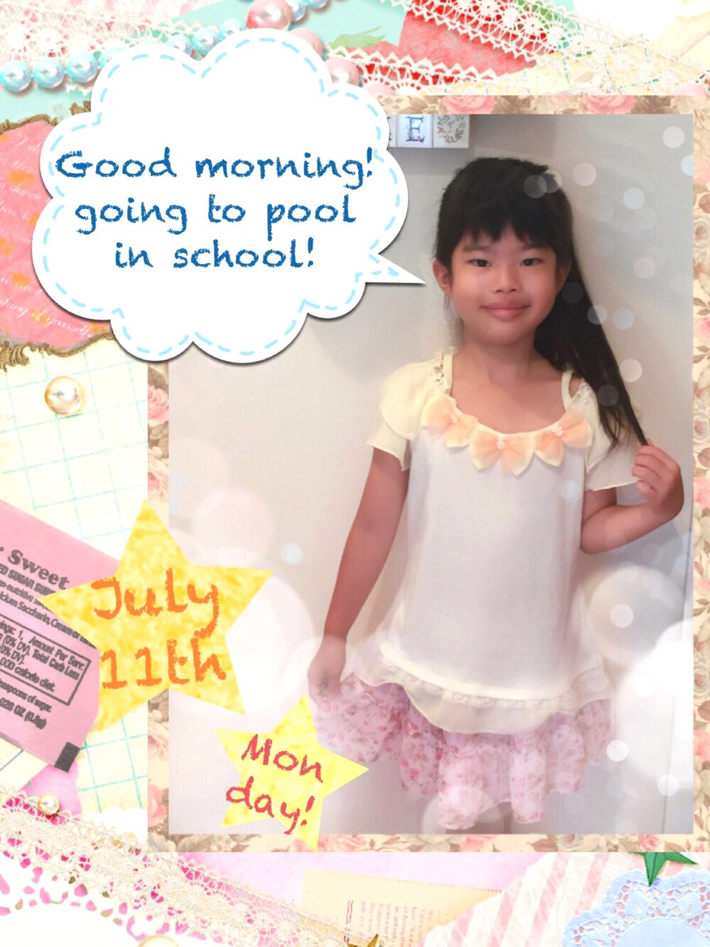 ピンク系のスカート、ホワイト系のTシャツ/カットソーを着用したキッズの夏コーディネートの1枚目の写真