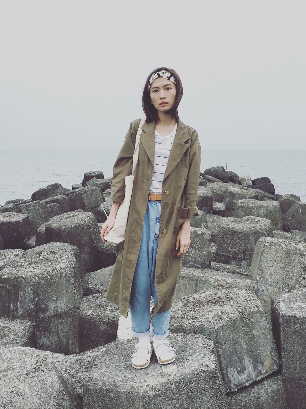 「ootd、白、birkenstock、white、SEA」｜「NANO universeのBIRKENSTOCK/ARIZONA(合皮)（サンダル、ホワイト系）」を使った、陳泛亭さん（レディース・158cm）の春コーディネートの1枚目の写真