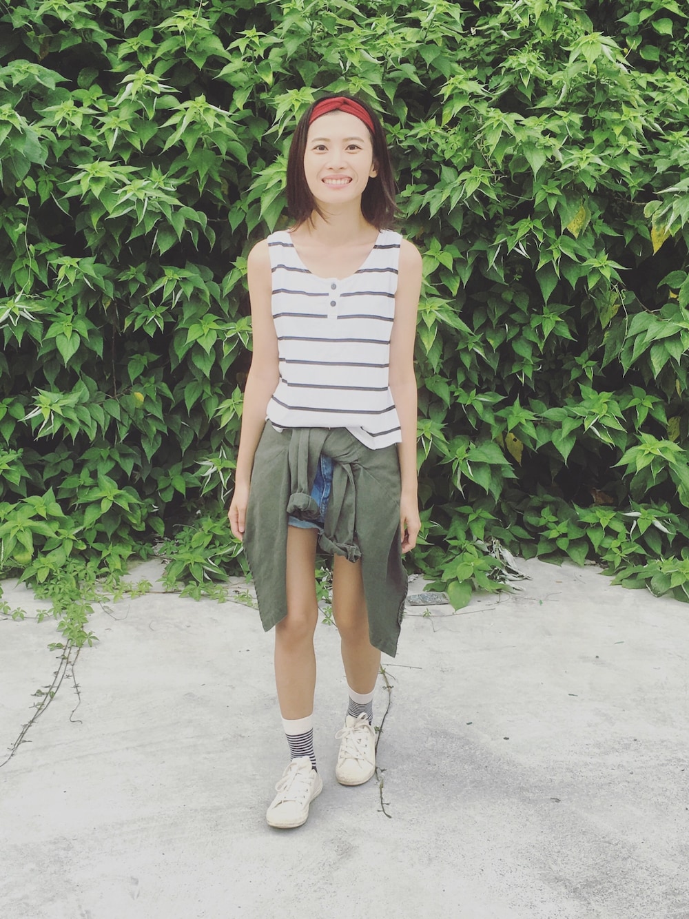 「休日スタイル、シンプルコーデ、赤、ootd、lookbook、holiday、weekend、converse」｜「PAZZOのアイテム（トップス、ホワイト系）」を使った、陳泛亭さん（レディース・158cm）の春コーディネートの1枚目の写真