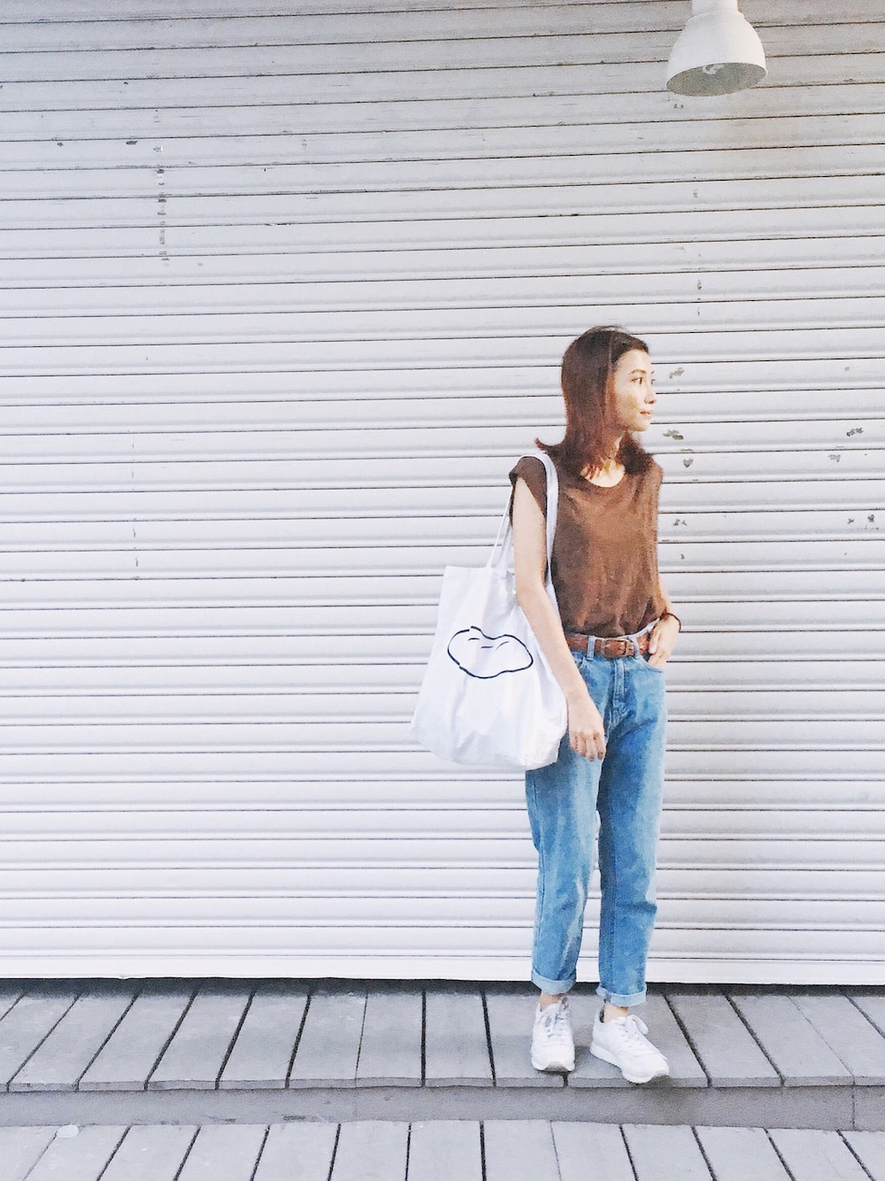 「ootd、outfit、summer、white、New Balance、BROWN、casual」｜「PAZZOのアイテム（デニムパンツ、ブルー系）」を使った、陳泛亭さん（レディース・158cm）の夏コーディネートの1枚目の写真