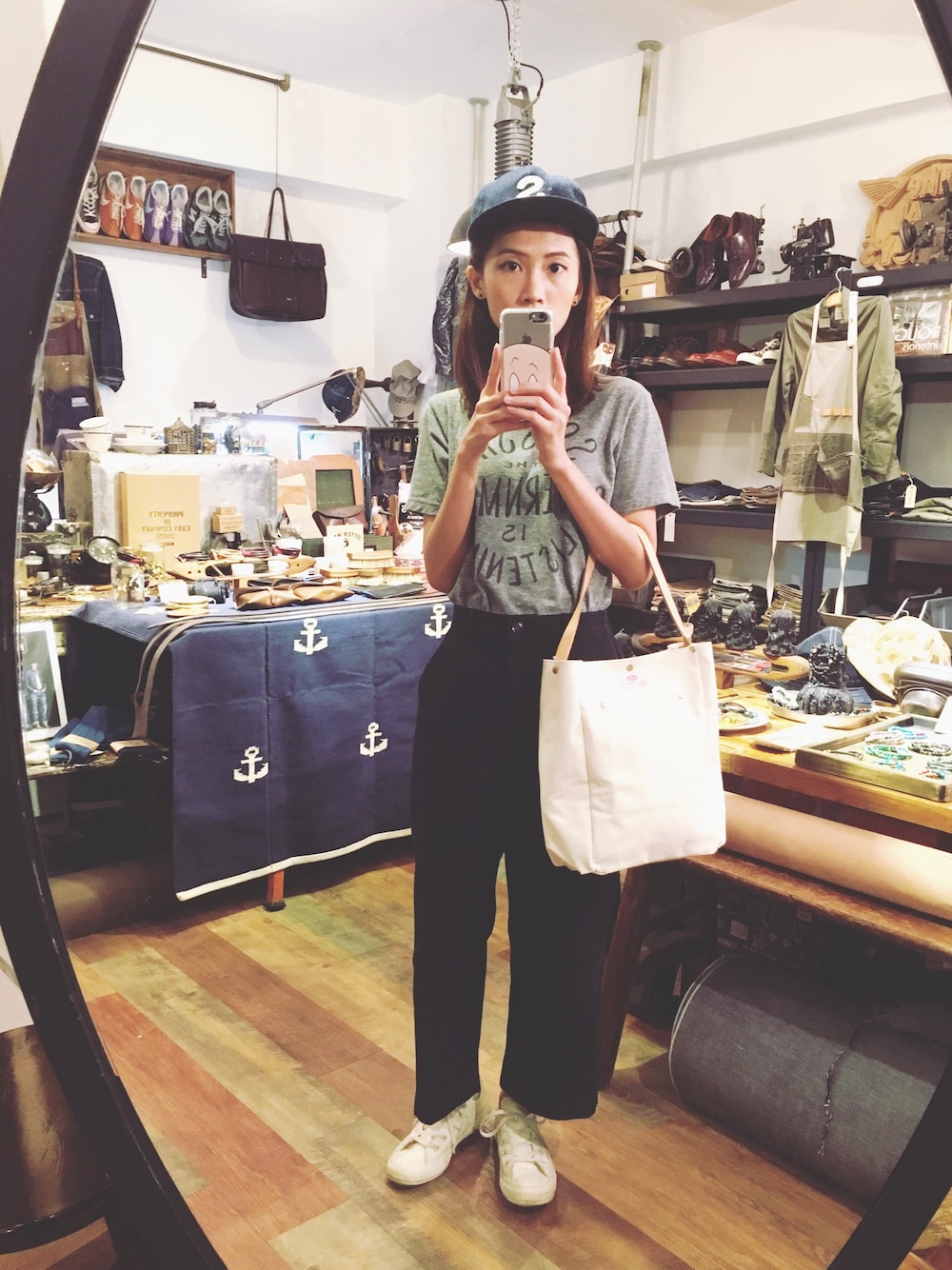 「ootd、sugarcane、converse、bagnnoun、white、grey、blue、Taiwan、TAIPEI、selectshop」｜「BAG'n'NOUNのアイテム（バッグ、ホワイト系）」を使った、陳泛亭さん（レディース・158cm）の秋コーディネートの1枚目の写真