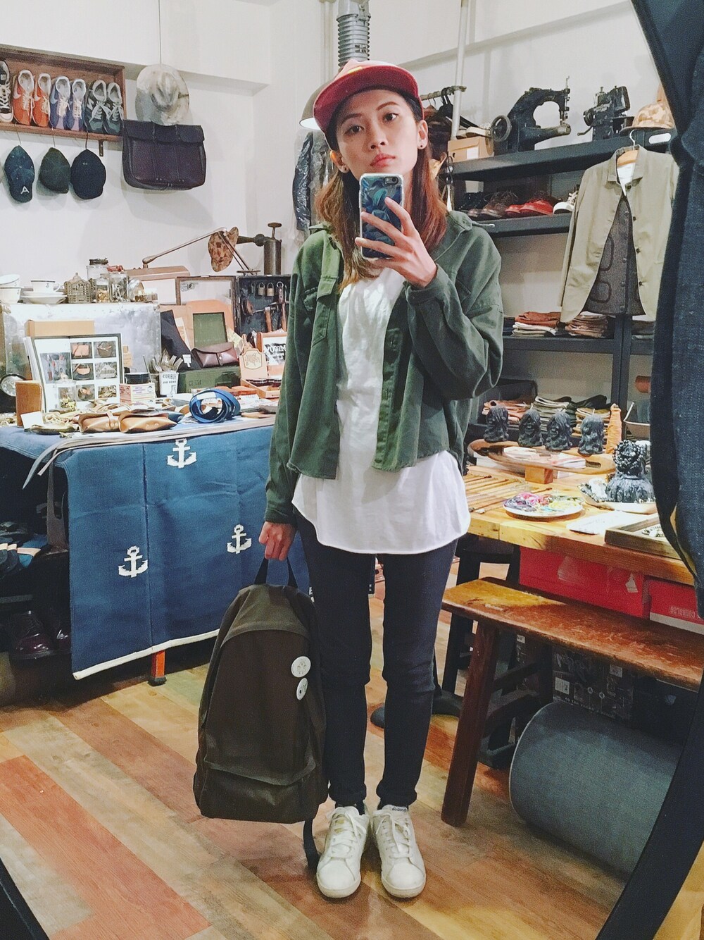 「ootd、outfit、casual、hat、streetstyle、red、Taiwan」｜「UNIQLOのアイテム（バックパック/リュック、ブラウン系）」を使った、陳泛亭さん（レディース・158cm）の秋コーディネートの1枚目の写真