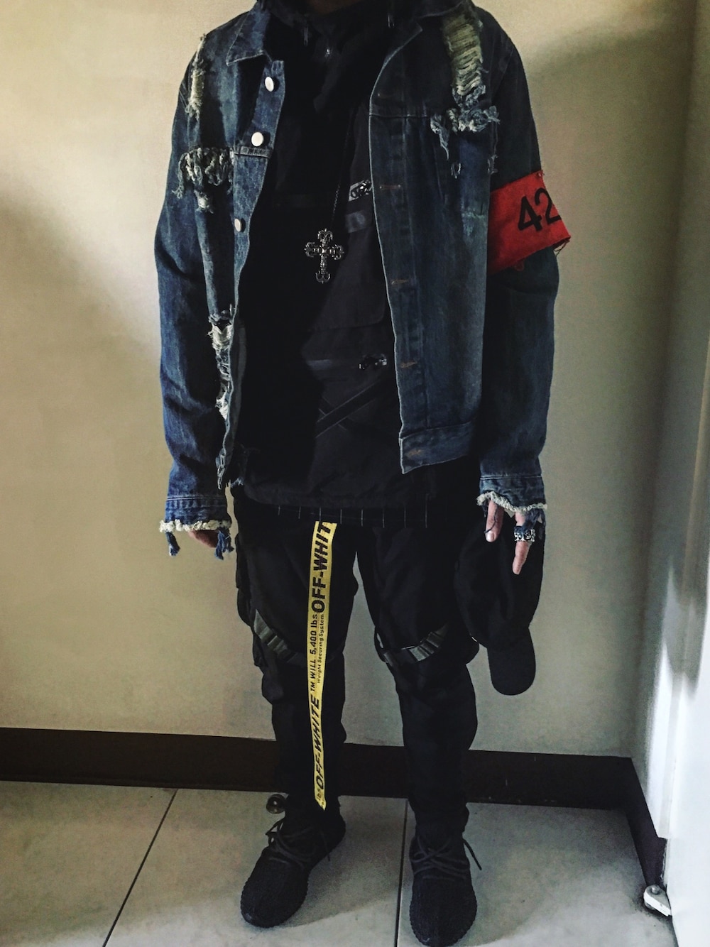 「424 CLOTHINGのアイテム（その他、レッド系）」を使った、魏毓谷さん（メンズ・175cm）の秋コーディネートの1枚目の写真