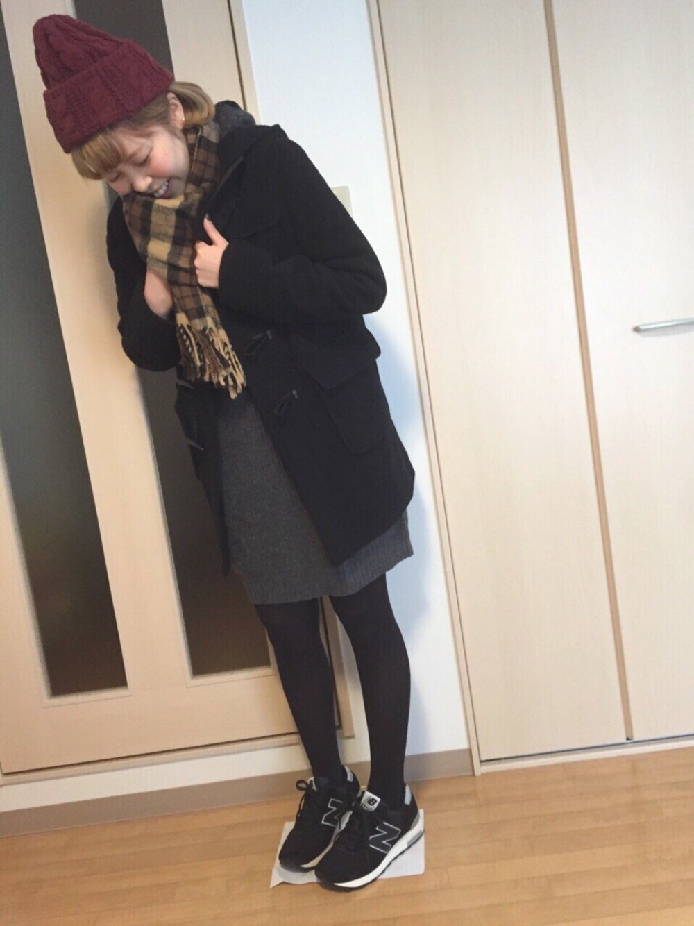 「ロング丈ダッフル、ニット帽、ニットワンピース、ワンピース×スニーカー、赤ニット、チェックマフラー、モノトーン」｜「正面のアイテム（その他、その他）」を使った、ぶちさん（レディース・155cm）の冬コーディネートの1枚目の写真