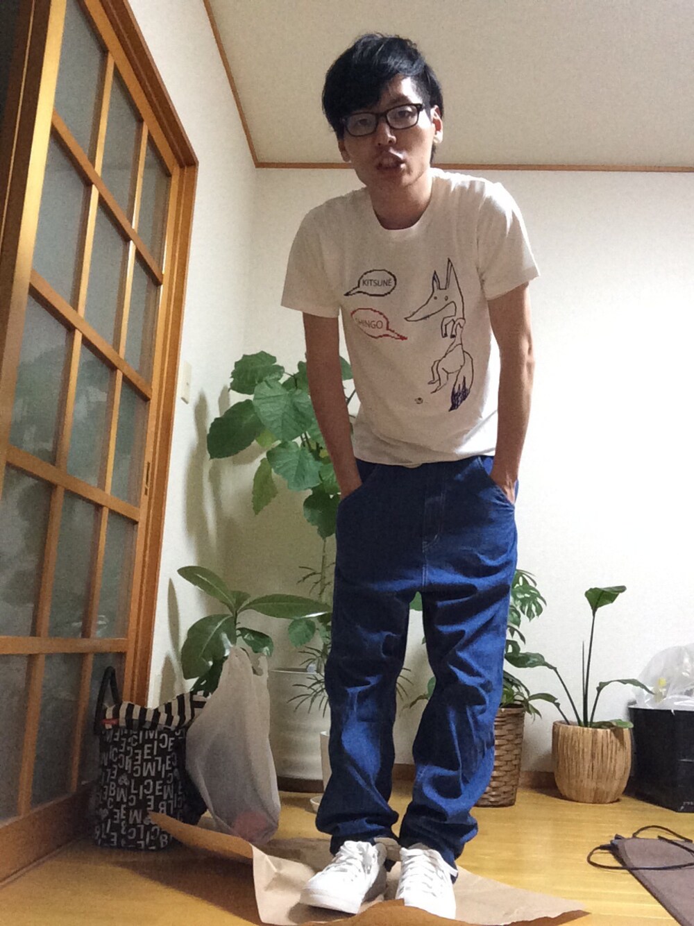 「めがね、サルエルパンツ、ラーメン、ラフスタイル、白いスニーカー、ウォーキングスタイル、白Tシャツ、そうだ、京都へ行こう、付録アイテム、散歩も旅」｜「Maison Kitsuneの至福本Tシャツ（Tシャツ/カットソー、ホワイト系）」を使った、yujintさん（メンズ・174cm）の春コーディネートの1枚目の写真