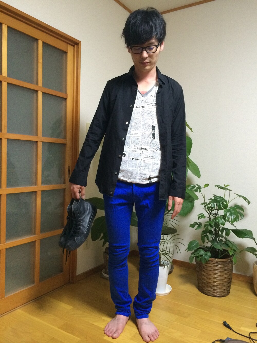 ブラック系のシャツ/ブラウス、ホワイト系のTシャツ/カットソー、ブルー系のデニムパンツを着用したメンズの夏コーディネートの1枚目の写真