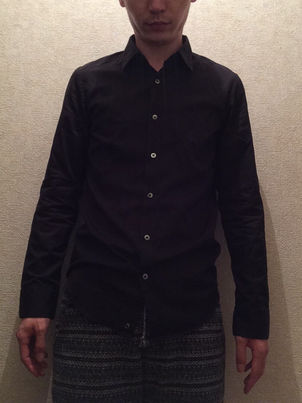 ブラック系のシャツ/ブラウス、グレー系のその他パンツ、ブラック系のサンダルを着用したメンズの夏コーディネートの1枚目の写真