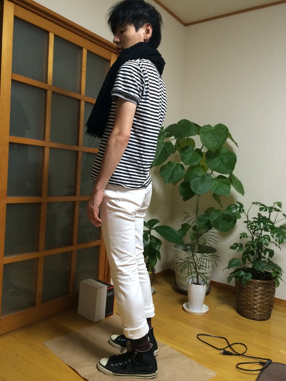 ブラック系のTシャツ/カットソー、ブラック系のストール/ショールを着用したメンズの夏コーディネートの1枚目の写真