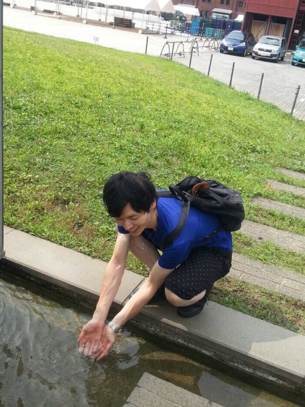 ブルー系のTシャツ/カットソー、ブラック系のその他パンツ、ブラック系のスニーカーを着用したメンズの夏コーディネートの1枚目の写真