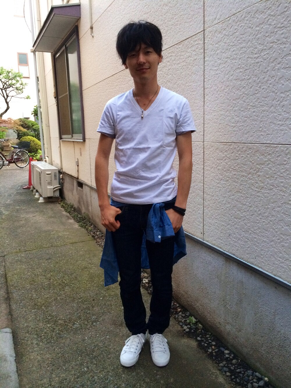 ホワイト系のTシャツ/カットソー、ホワイト系のスニーカー、ブルー系のシャツ/ブラウスを着用したメンズの夏コーディネートの1枚目の写真