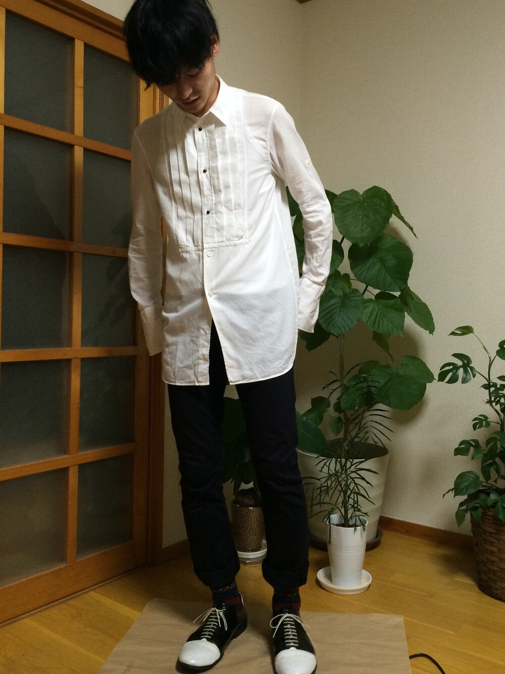 「ロングシャツ、モノトーン、シャツ×デニム、スキニーデニム、エナメルシューズ、NUMBER (N)INE、いつもありがとう、部屋撮り」｜「NUMBER (N)INEのロングシャツ（シャツ/ブラウス、ホワイト系）」を使った、yujintさん（メンズ・174cm）の夏コーディネートの1枚目の写真