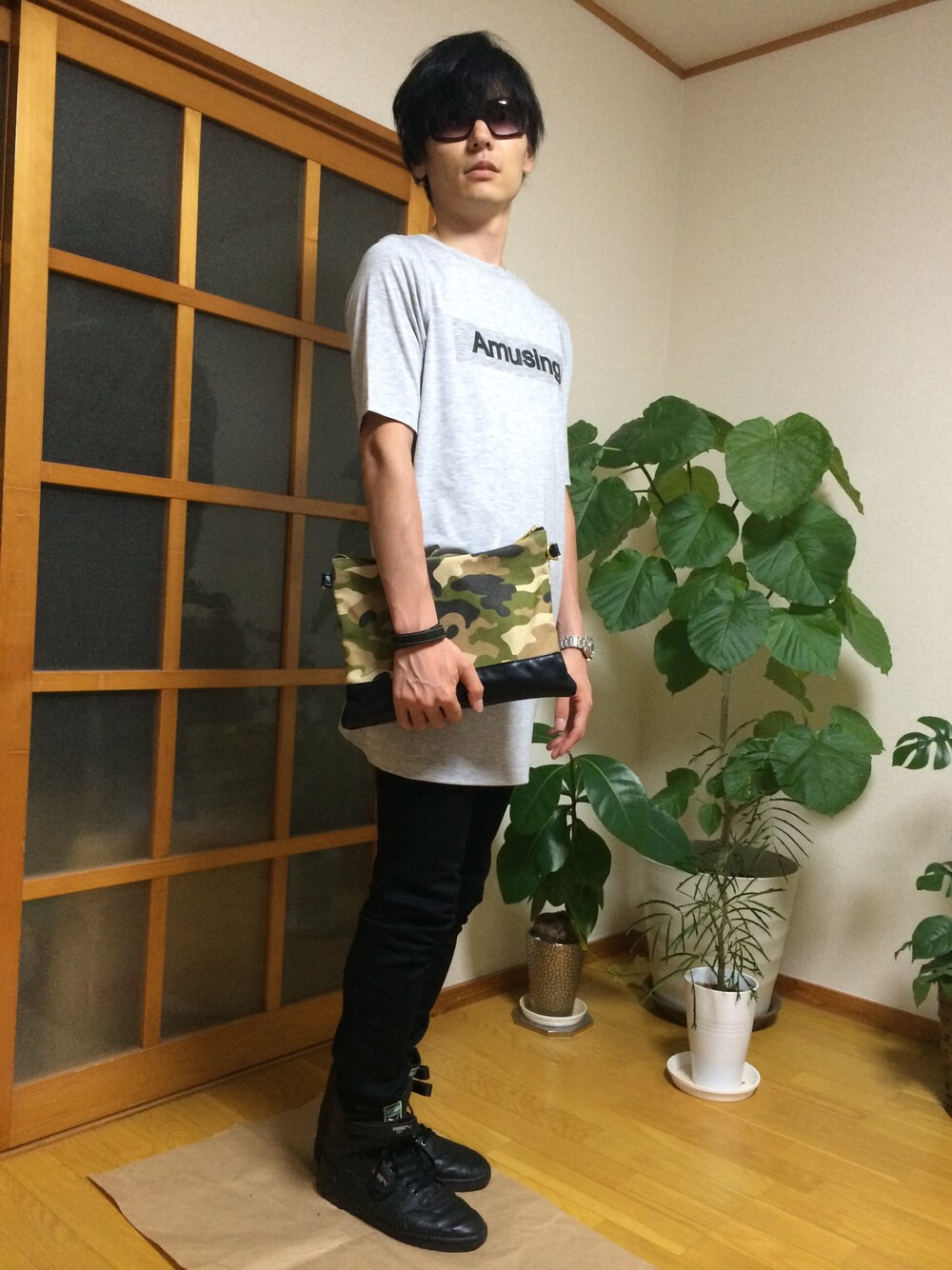 グレー系のTシャツ/カットソー、その他のデニムパンツ、ブラック系のスニーカーを着用したメンズの夏コーディネートの1枚目の写真