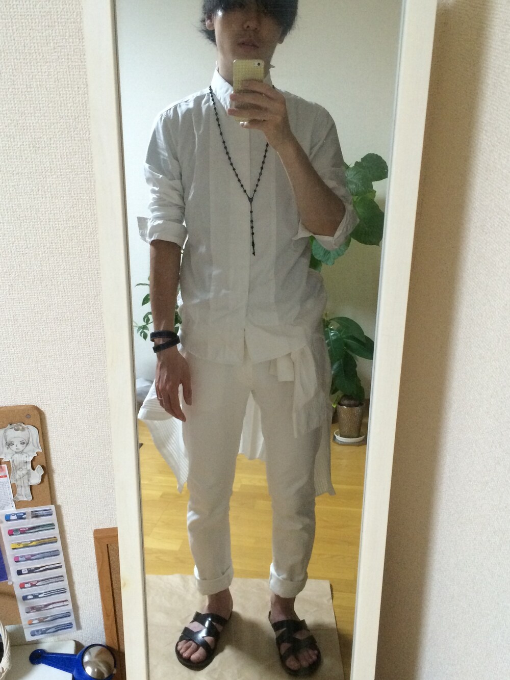 ホワイト系のシャツ/ブラウス、その他のデニムパンツ、ブラック系のサンダルを着用したメンズの夏コーディネートの1枚目の写真