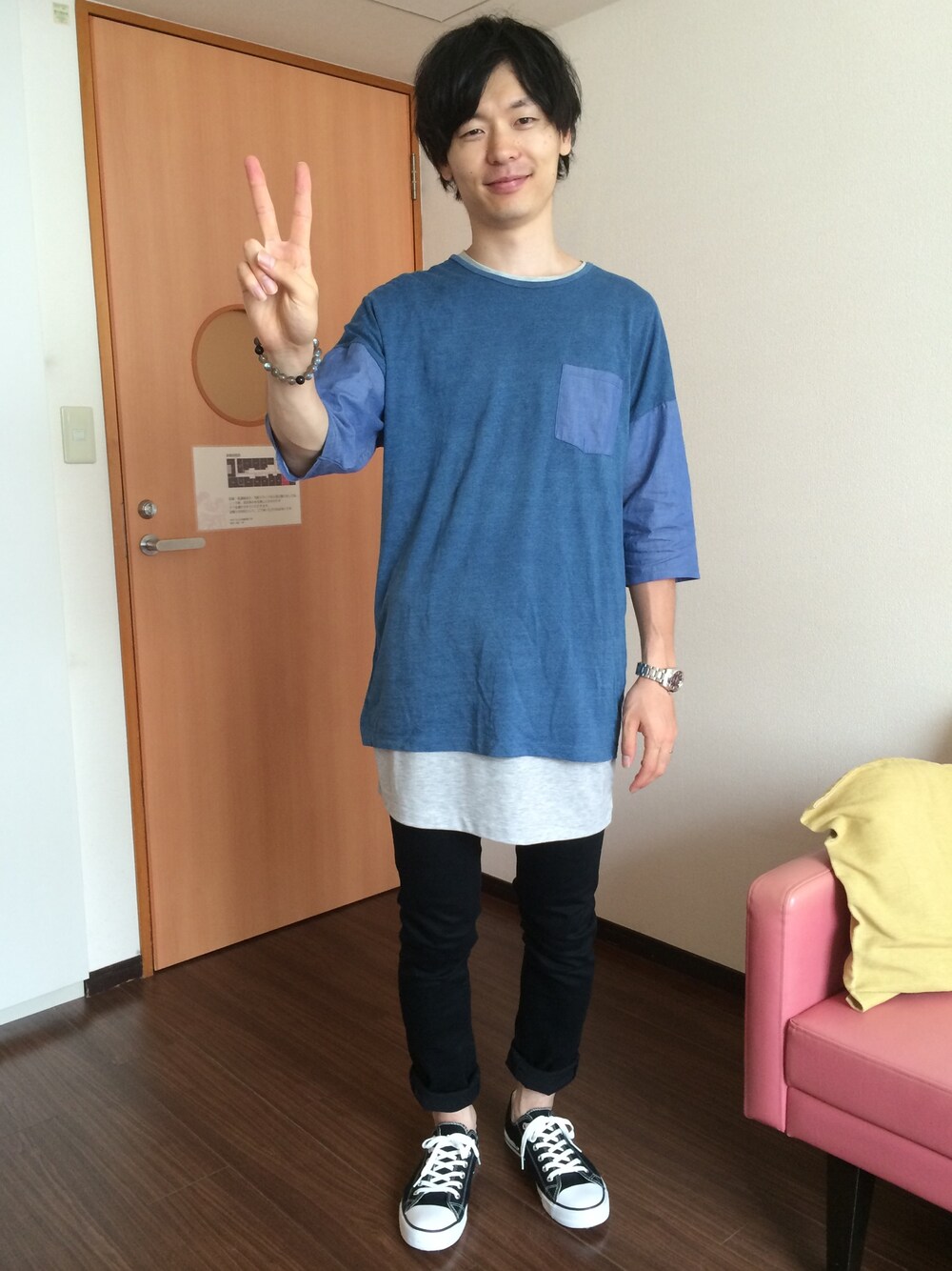 ブルー系のTシャツ/カットソー、グレー系のTシャツ/カットソー、その他のデニムパンツを着用したメンズの夏コーディネートの1枚目の写真