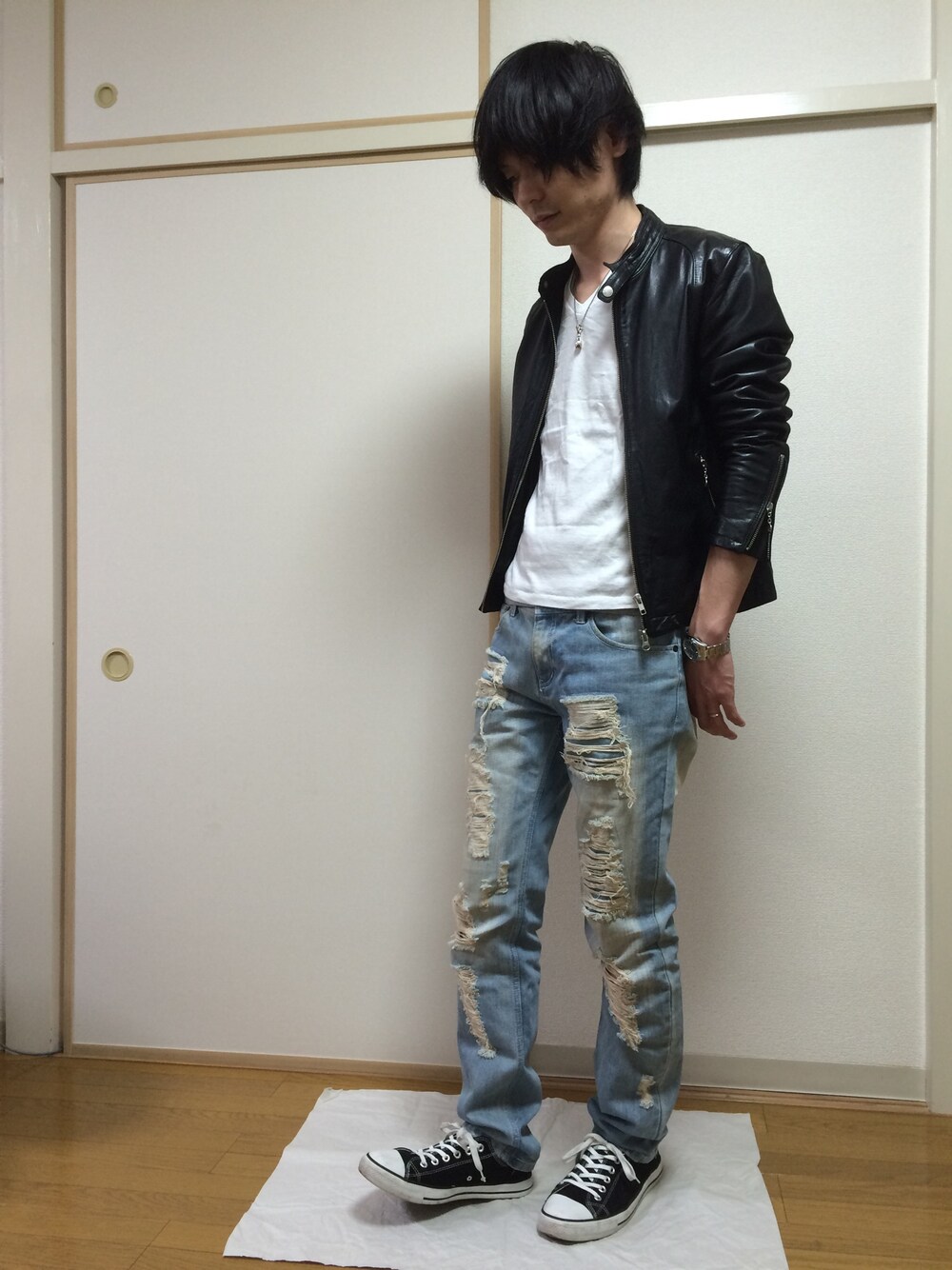 「ドラフトBY、スニーカー、春コーデ、シンプルコーデ、ダメージデニムパンツ、ライダース、ロック」｜「BEAUTY&YOUTH UNITED ARROWSのBY シープ セミベジタブル ライダース ジャケット◆（ライダースジャケット、ブラック系）」を使った、yujintさん（メンズ・174cm）の春コーディネートの1枚目の写真