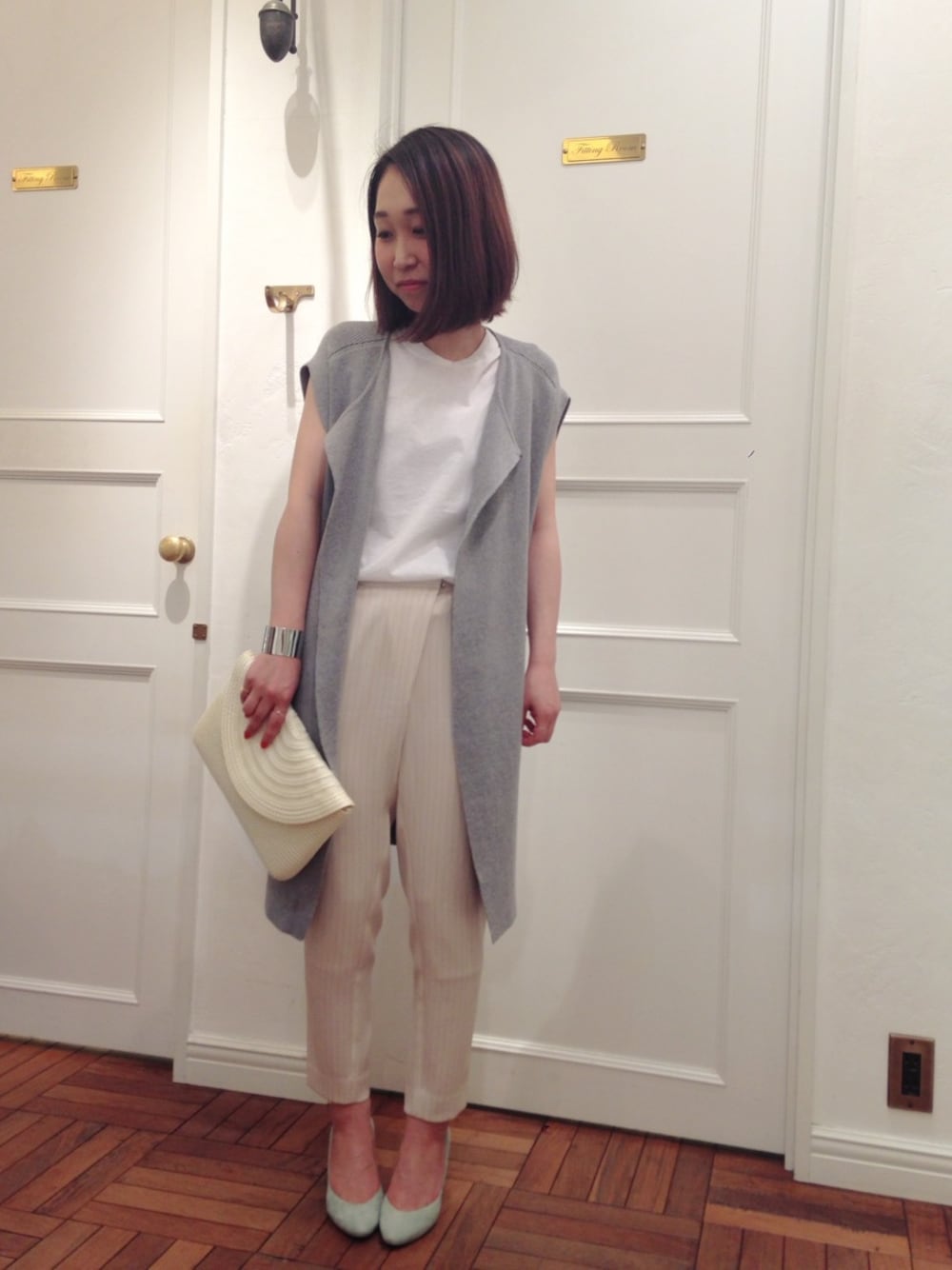 ベージュ系のその他パンツ、グレー系のトップス、グリーン系のパンプスを着用したレディースの春コーディネートの1枚目の写真