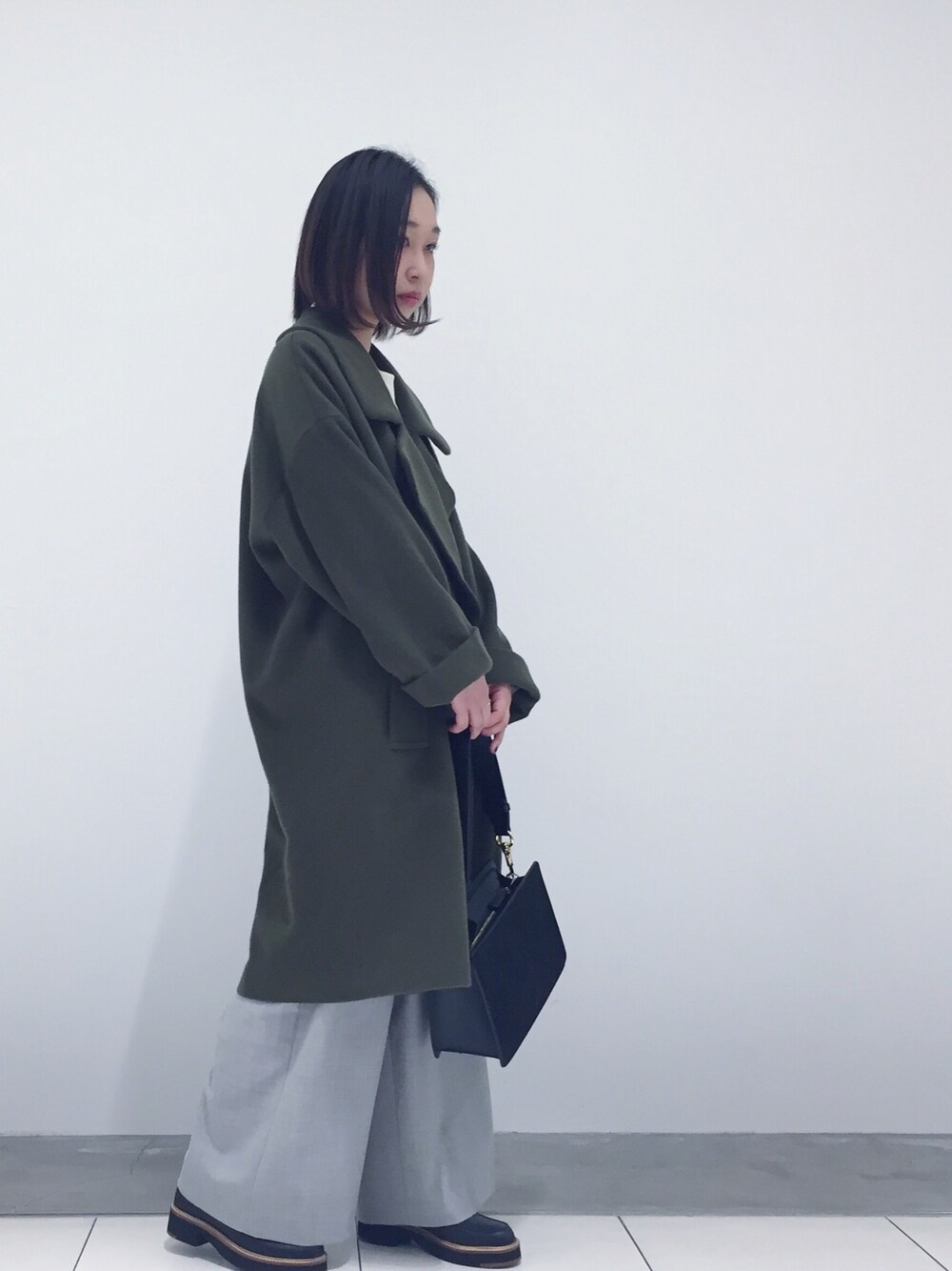 「outer、green、モッサコート、オーバーサイズ、ラップパンツ、gray、FABIO RUSCONI 、冬」｜「ADAM ET ROPE'のBIGモッサコート（チェスターコート、グリーン系）」を使った、eri  yoshidaさん（レディース・159cm）の秋コーディネートの1枚目の写真