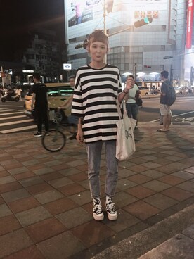 「KAWSのアイテム（バッグ）」を使った、潘小潁さん（レディース・166cm）の夏コーディネート