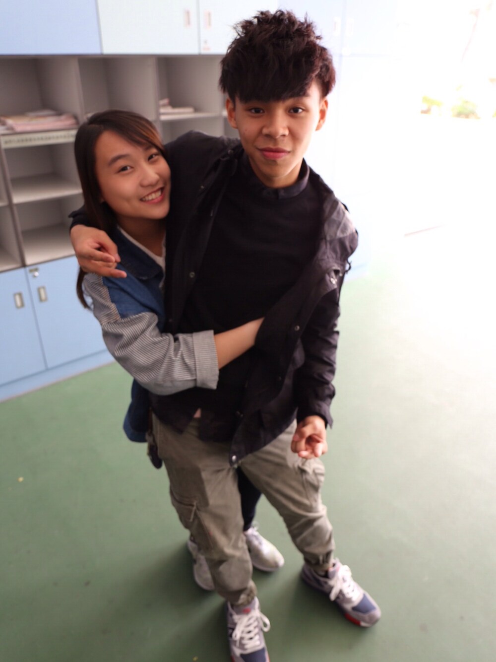 「school、New Balance、UNIQLO」｜「UNIQLOのアイテム（シャツ/ブラウス、ブラック系）」を使った、Yin Ting Leeさん（メンズ・178cm）の夏コーディネートの1枚目の写真