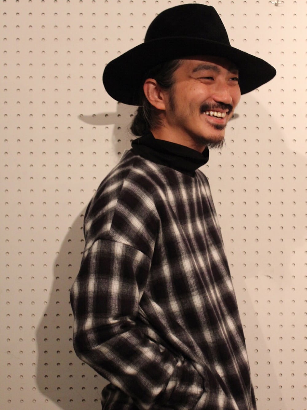 ブラック系のシャツ/ブラウス、ブラック系のTシャツ/カットソー、ブラック系のハットを着用したメンズの秋コーディネートの1枚目の写真