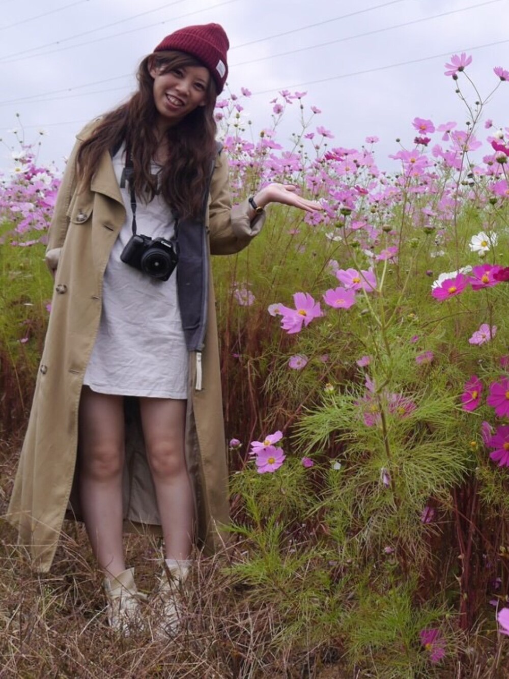 「Ungrid、ロングトレンチコート、コスモス、LOWRYS FARM、ワンピース×スニーカー、BASICパーカー、army」｜「Ungridの【Lady like】ﾃﾝｾﾙﾛﾝｸﾞﾄﾚﾝﾁｺｰﾄ（トレンチコート、ベージュ系）」を使った、かしゅ♡さん（レディース・157cm）の秋コーディネートの1枚目の写真