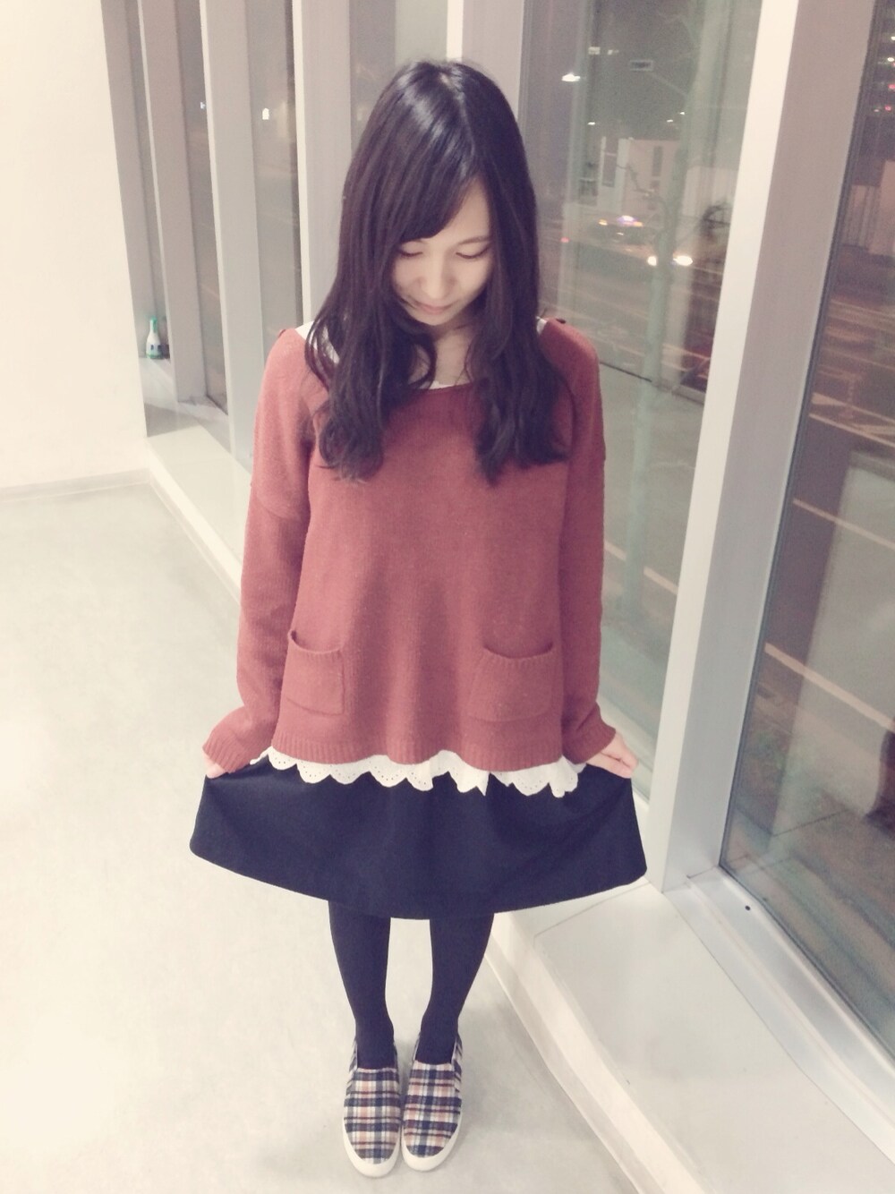 レッド系のニット/セーター、ホワイト系のシャツ/ブラウス、ブラック系のスカートを着用したレディースの冬コーディネートの1枚目の写真