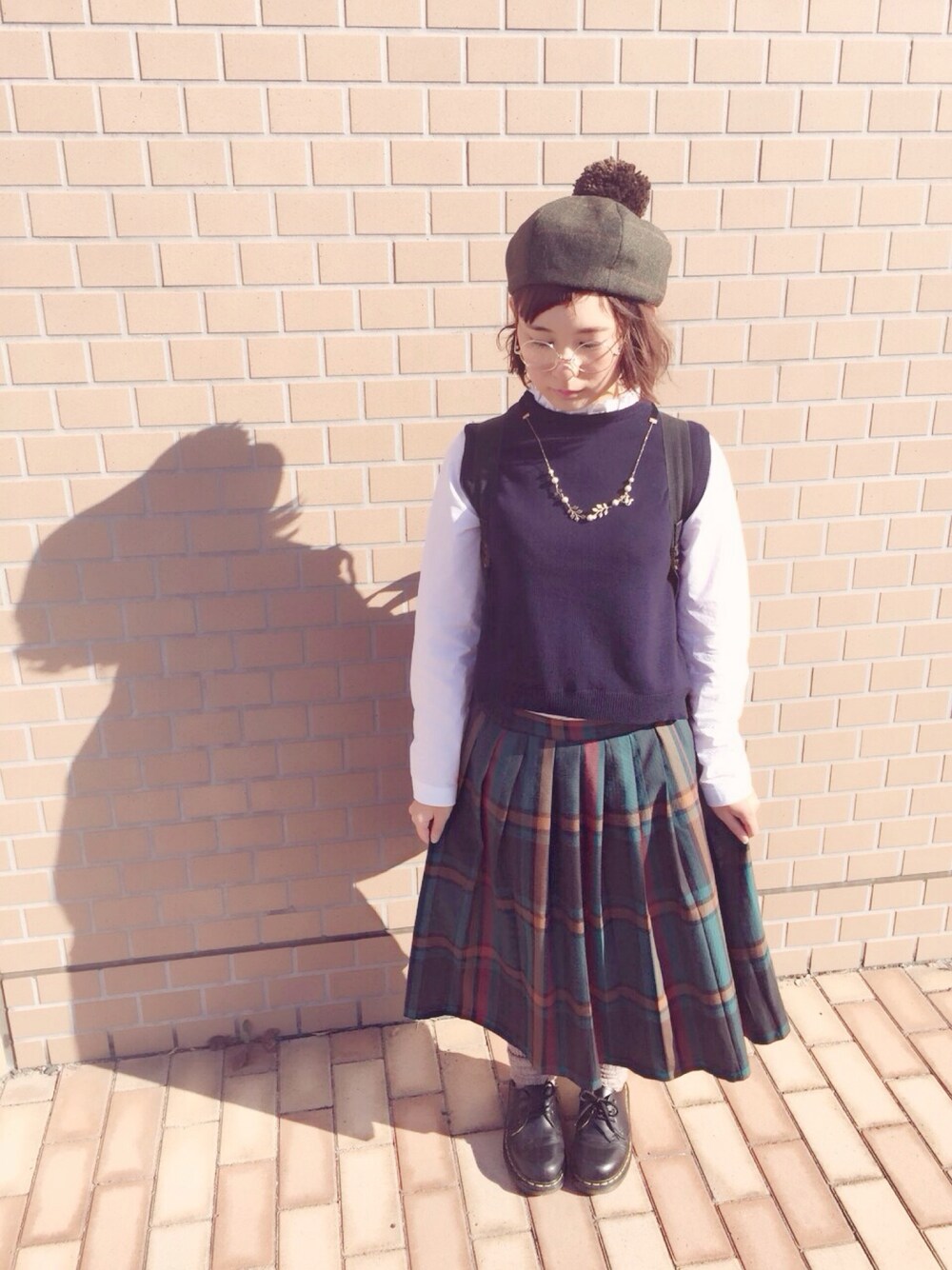 グリーン系のスカート、ブラック系のその他シューズ、ブルー系のシャツ/ブラウスを着用したレディースの秋コーディネートの1枚目の写真