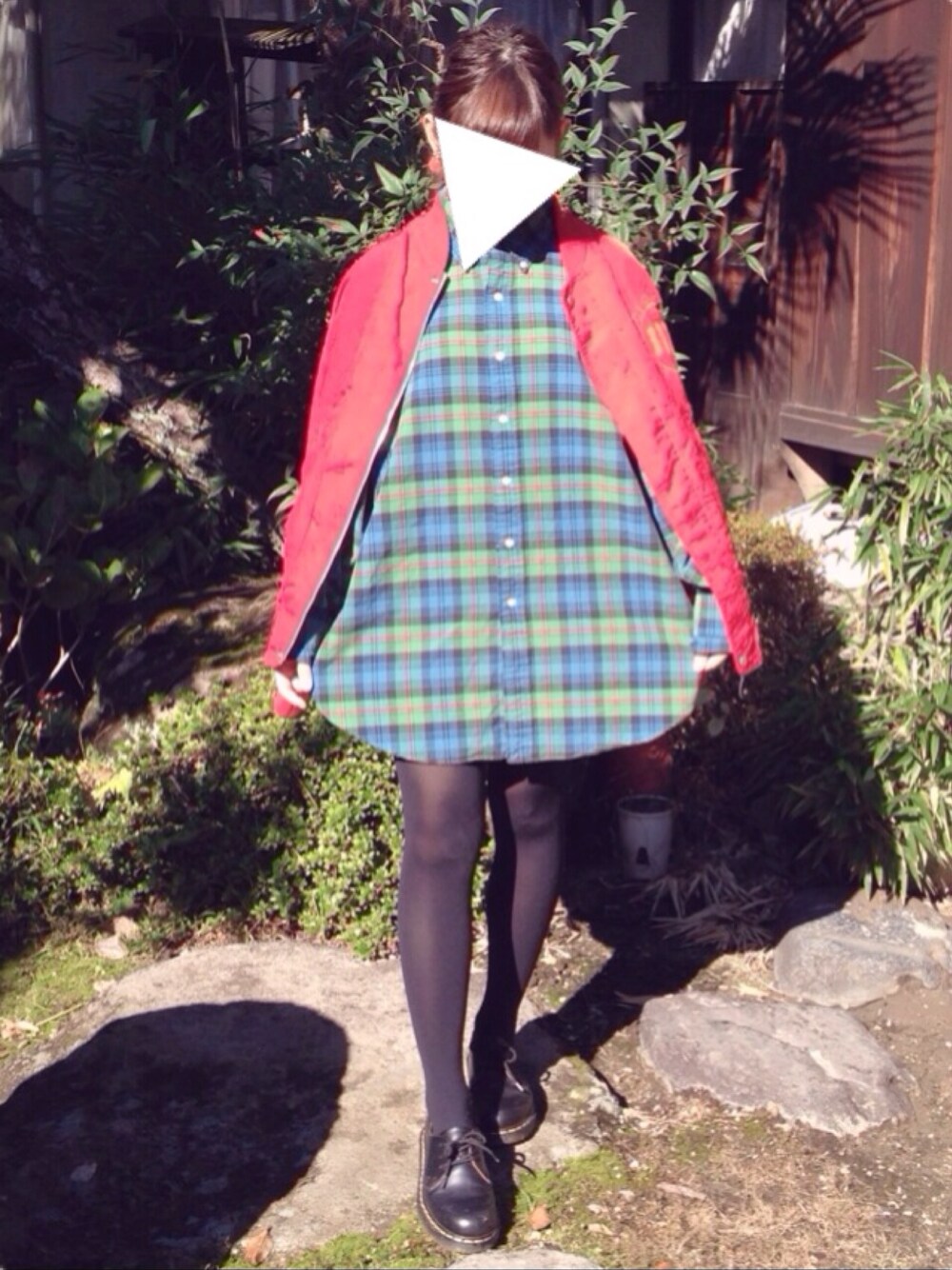 グリーン系のシャツ/ブラウス、レッド系のブルゾン、ブラック系のその他シューズを着用したレディースの秋コーディネートの1枚目の写真