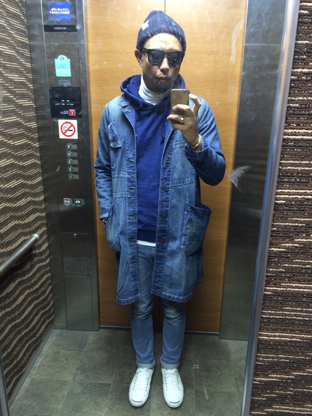 「Johnbullのアイテム（デニムジャケット、ブルー系）」を使った、タカミツさん（メンズ・179cm）の冬コーディネートの1枚目の写真