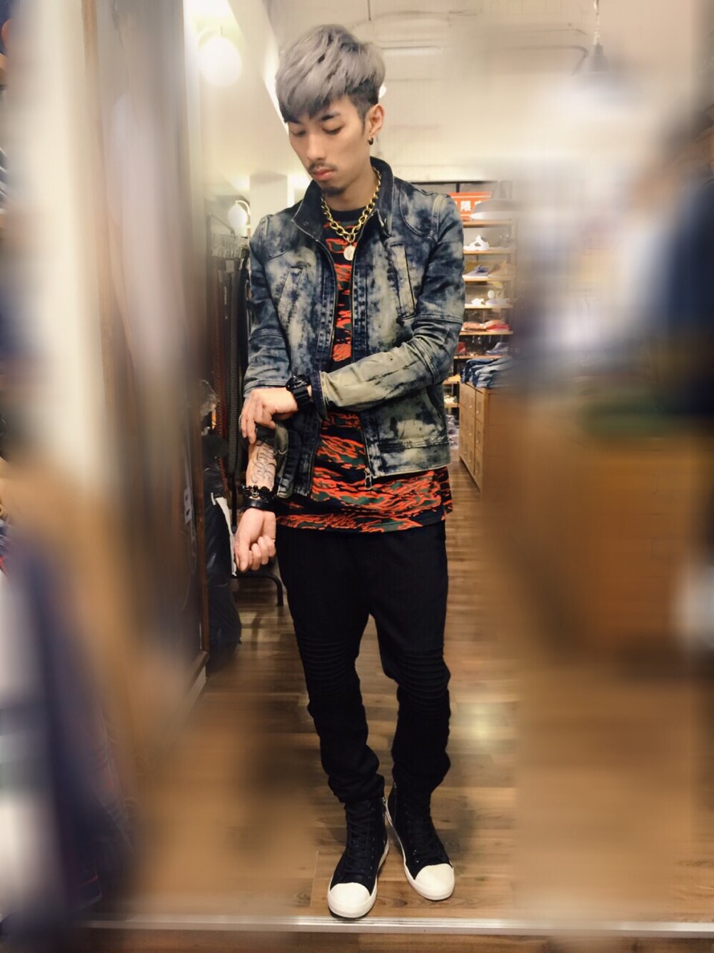 「BLACK SCALEのアイテム（Tシャツ/カットソー、レッド系）」を使った、So~`さん（メンズ・178cm）の冬コーディネートの1枚目の写真