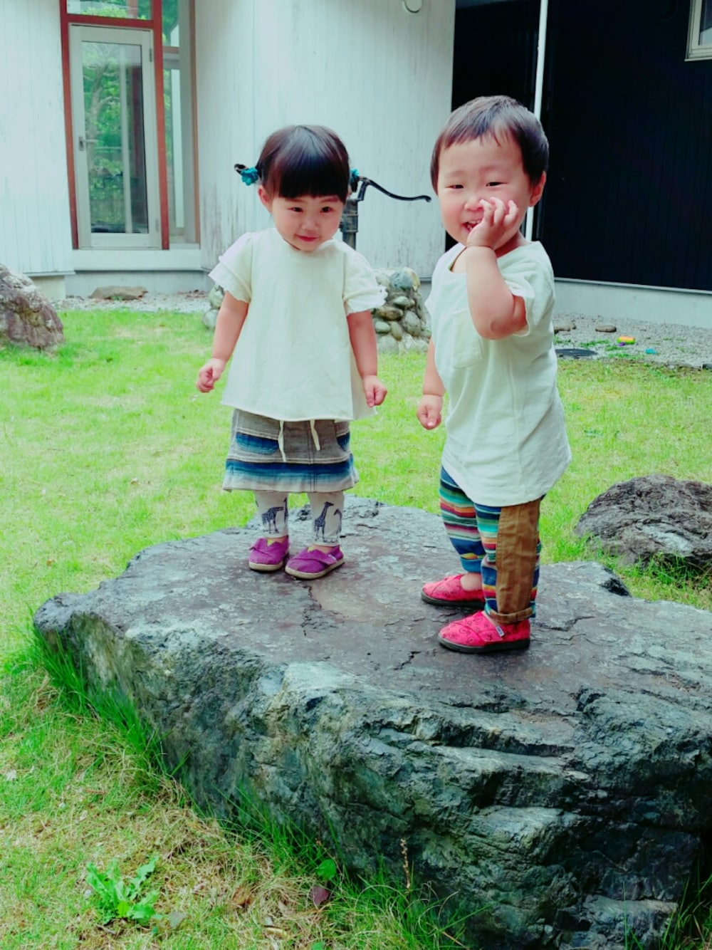ホワイト系のTシャツ/カットソー、ブラウン系のパンツ、レッド系のスニーカーを着用したキッズの夏コーディネートの1枚目の写真