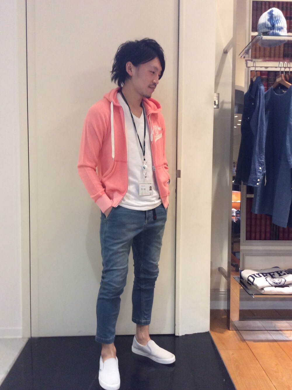 ピンク系のパーカーを着用したメンズの春コーディネートの1枚目の写真