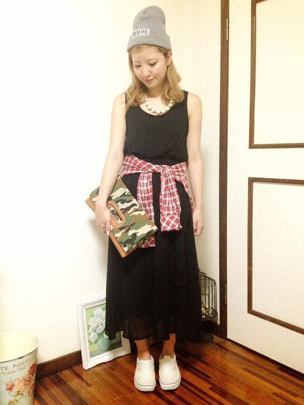 ホワイト系のスニーカーを着用したレディースの夏コーディネートの1枚目の写真