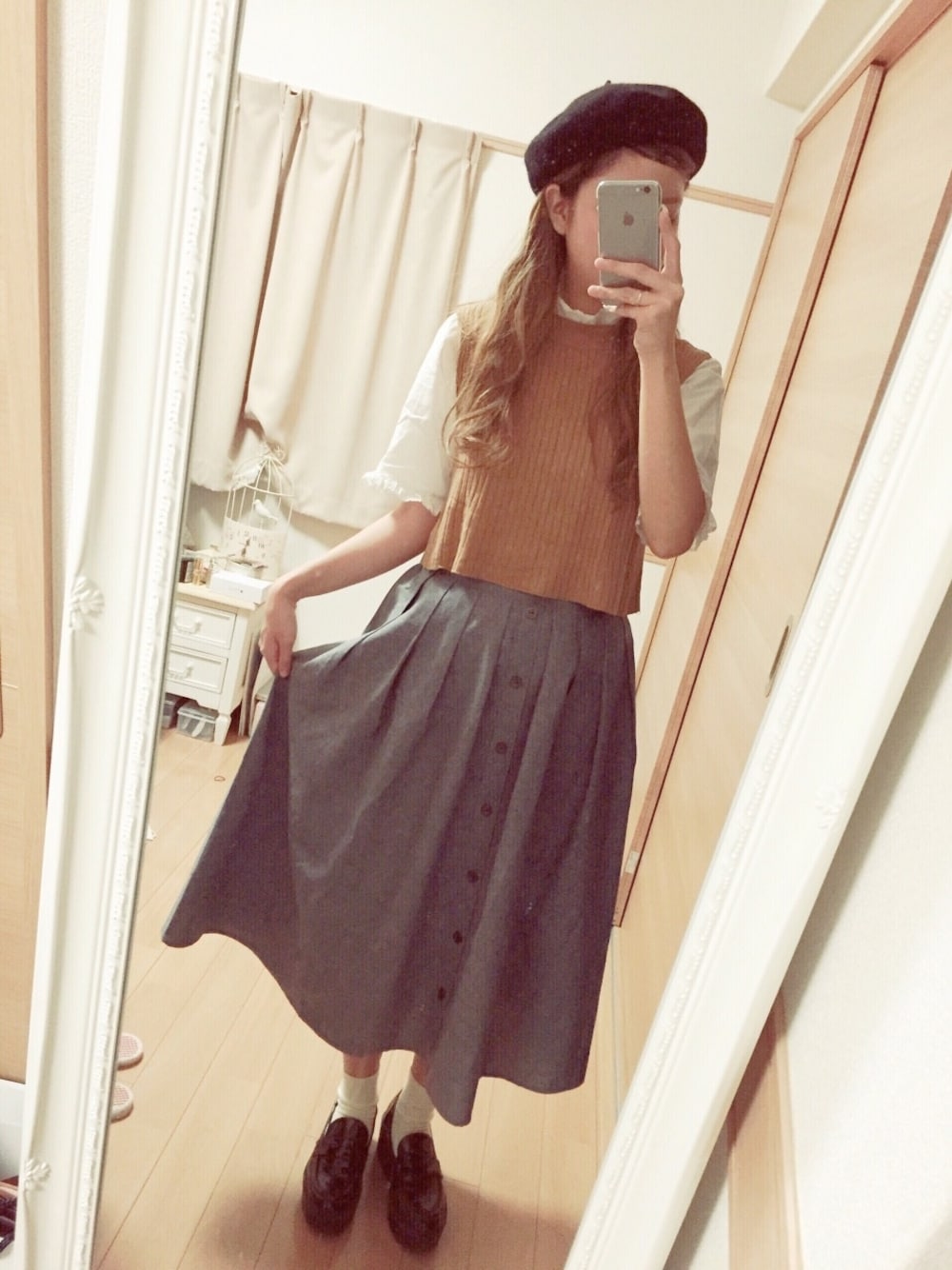 イエロー系のニット/セーター、ブラック系のその他シューズ、ホワイト系のシャツ/ブラウスを着用したレディースの秋コーディネートの1枚目の写真