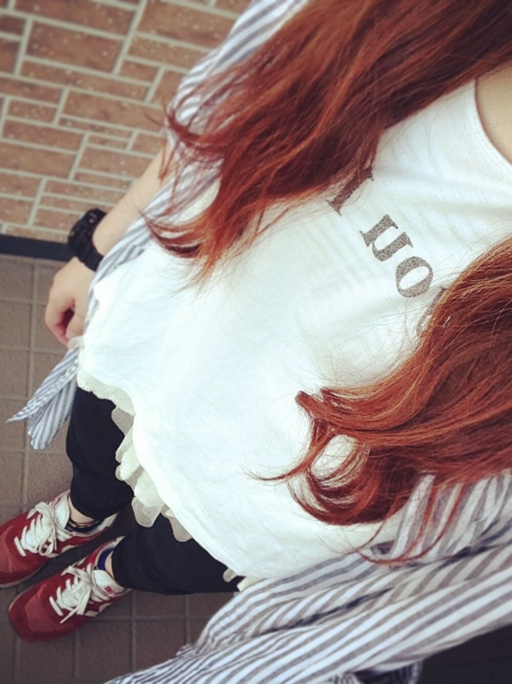 「スキニーパンツ、New Balance、LOWRYS FARM、SM2、白Tシャツ、ロングシャツワンピ、爽やか気取り」｜「NEW BALANCEのアイテム（スニーカー、レッド系）」を使った、こなさん（レディース・165cm）の夏コーディネートの1枚目の写真
