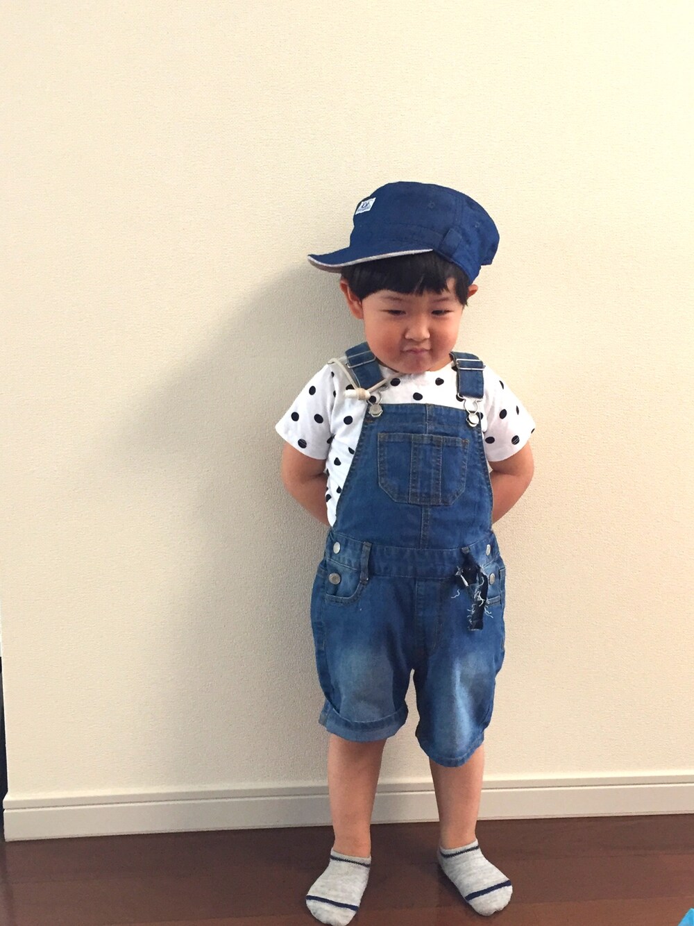 「キャップ、リバーシブル、オーバーオール、ドット、韓国ブランド、キッズファッション、男の子、kids、キッズコーデ、デニム」｜「韓国服のアイテム（Tシャツ/カットソー、ホワイト系）」を使った、うーさん（キッズ・90cm）の夏コーディネートの1枚目の写真