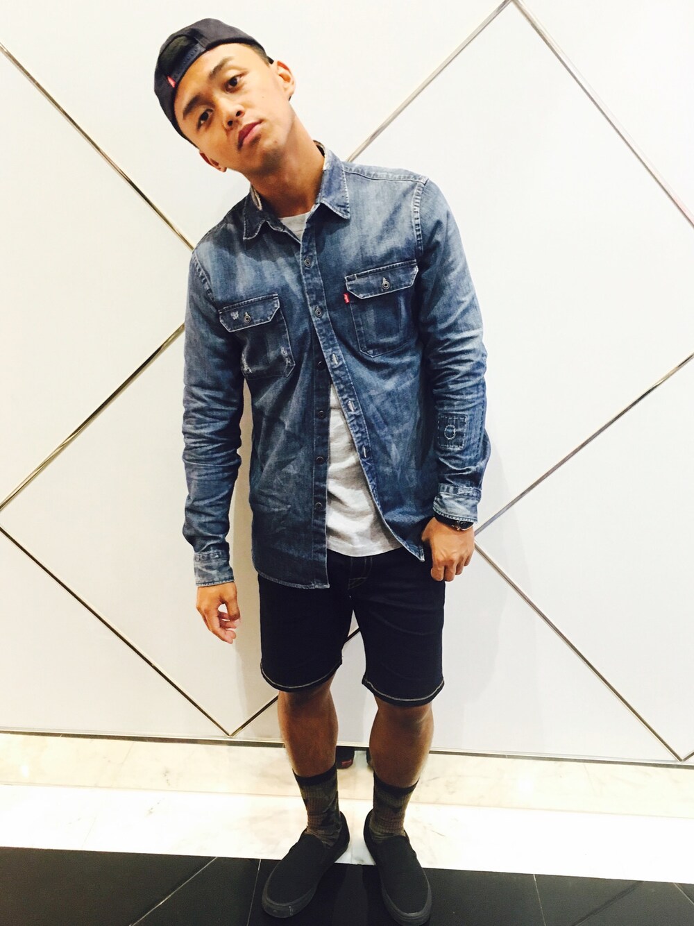 「Levi'sのアイテム（トップス、ブルー系）」を使った、JyunWeiさん（メンズ・170cm）の夏コーディネートの1枚目の写真