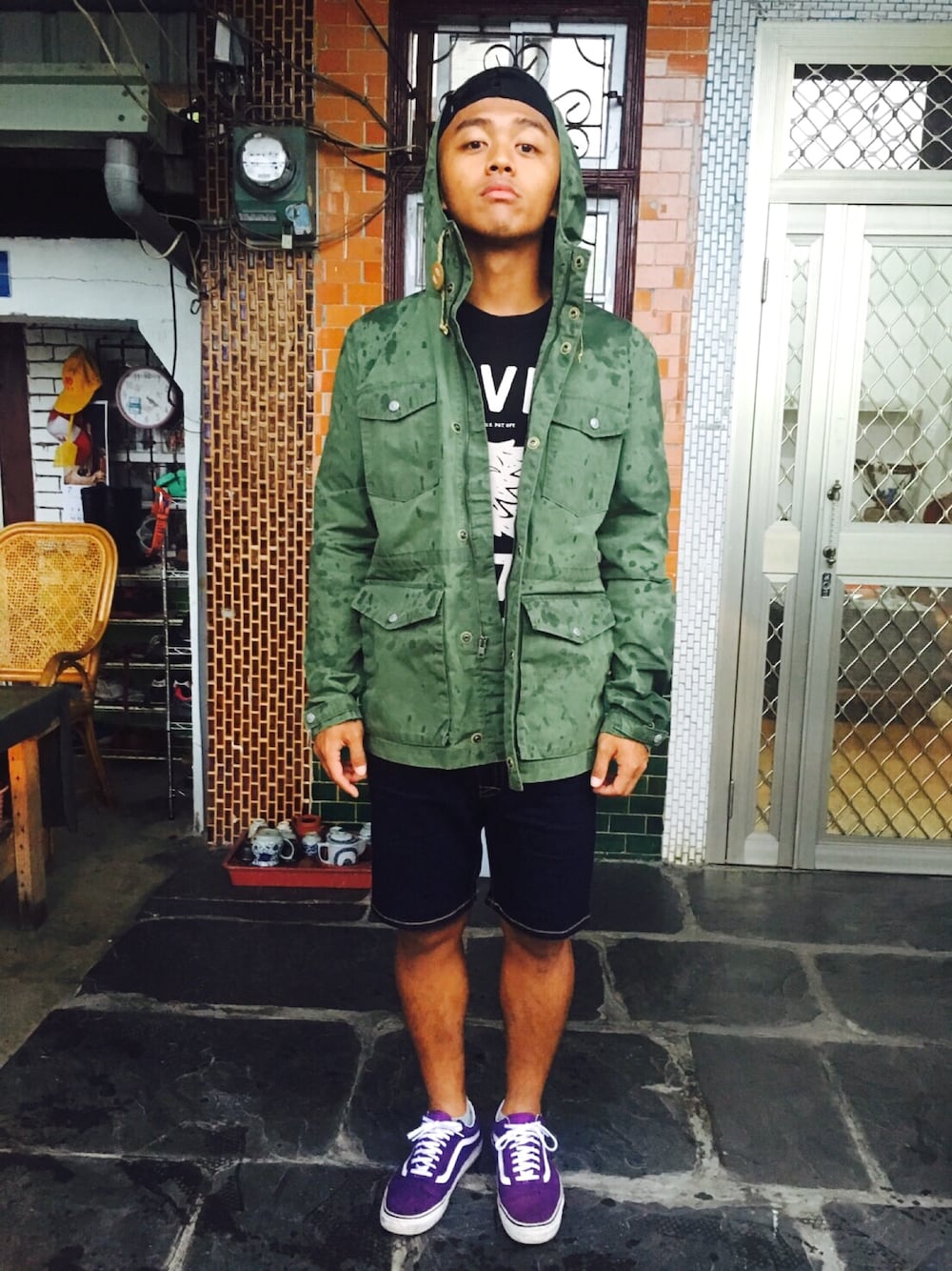 「VANSのアイテム（シューズ、パープル系）」を使った、JyunWeiさん（メンズ・170cm）の夏コーディネートの1枚目の写真