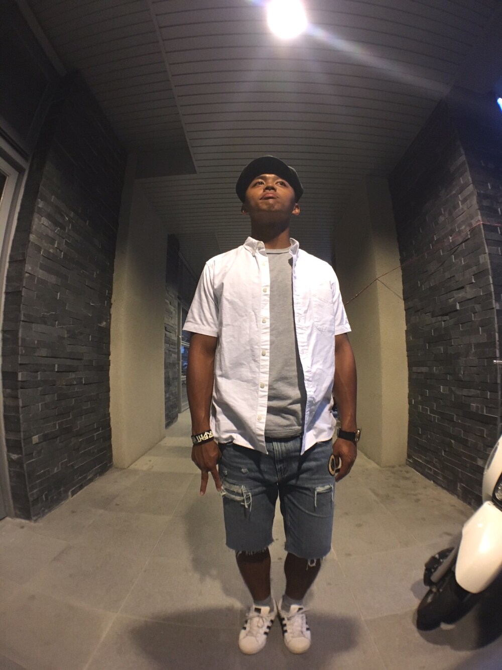 「adidasのアイテム（シューズ、ホワイト系）」を使った、JyunWeiさん（メンズ・170cm）の夏コーディネートの1枚目の写真