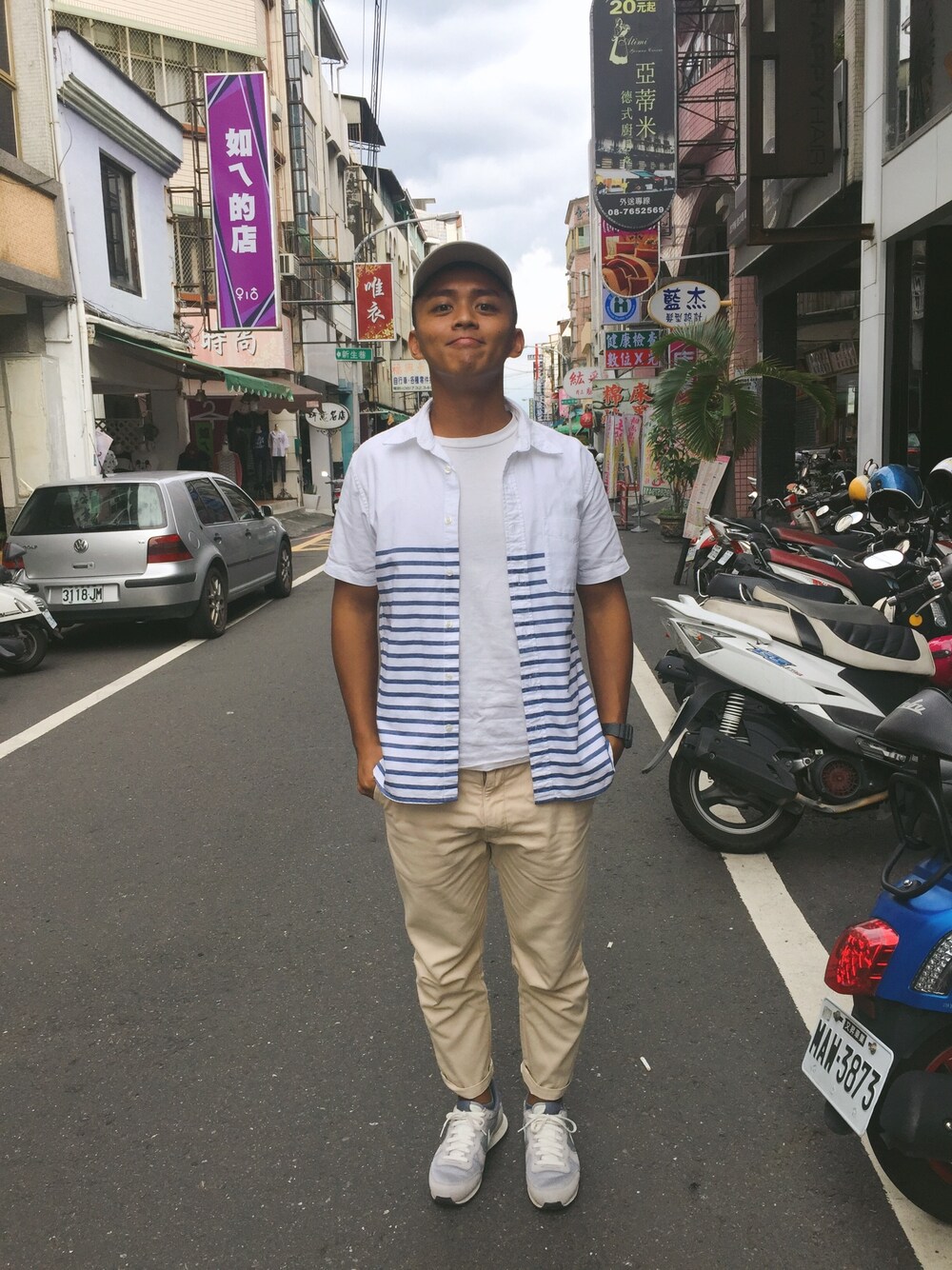 「NIKEのアイテム（シューズ、グレー系）」を使った、JyunWeiさん（メンズ・170cm）の秋コーディネートの1枚目の写真