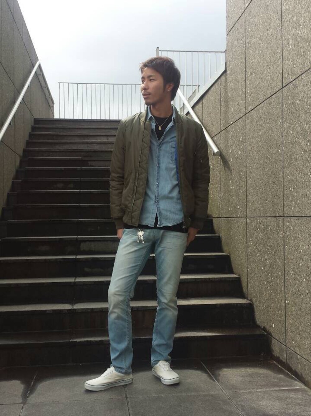「MA-1、デニムシャツ、デニムパンツ」｜「DOWBLのアイテム（ミリタリージャケット、グリーン系）」を使った、Ｏ.YUSUKEさん（メンズ・180cm）の冬コーディネートの1枚目の写真
