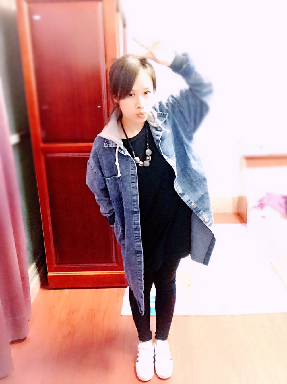 「Livingroomtcのアイテム（シャツ/ブラウス、ブルー系）」を使った、黃小慧さん（レディース・160cm）の春コーディネートの1枚目の写真
