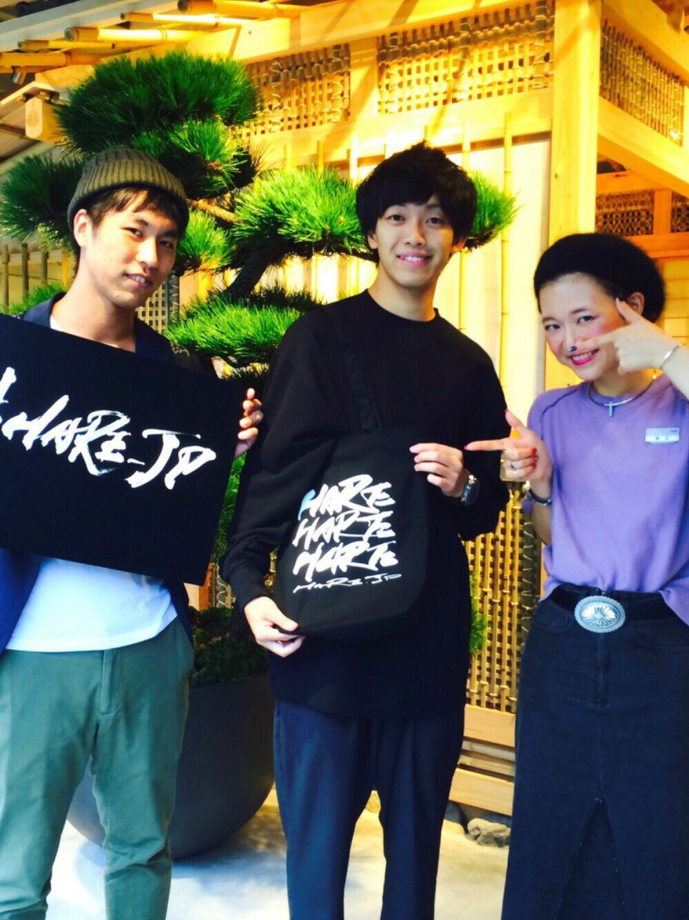 ブラック系のスウェット、グレー系のその他パンツ、ブラック系のトートバッグを着用したメンズの秋コーディネートの1枚目の写真