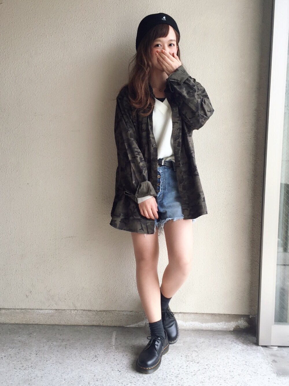 ホワイト系のトップス、ブルー系のデニムパンツ、グリーン系のトップスを着用したレディースの春コーディネートの1枚目の写真